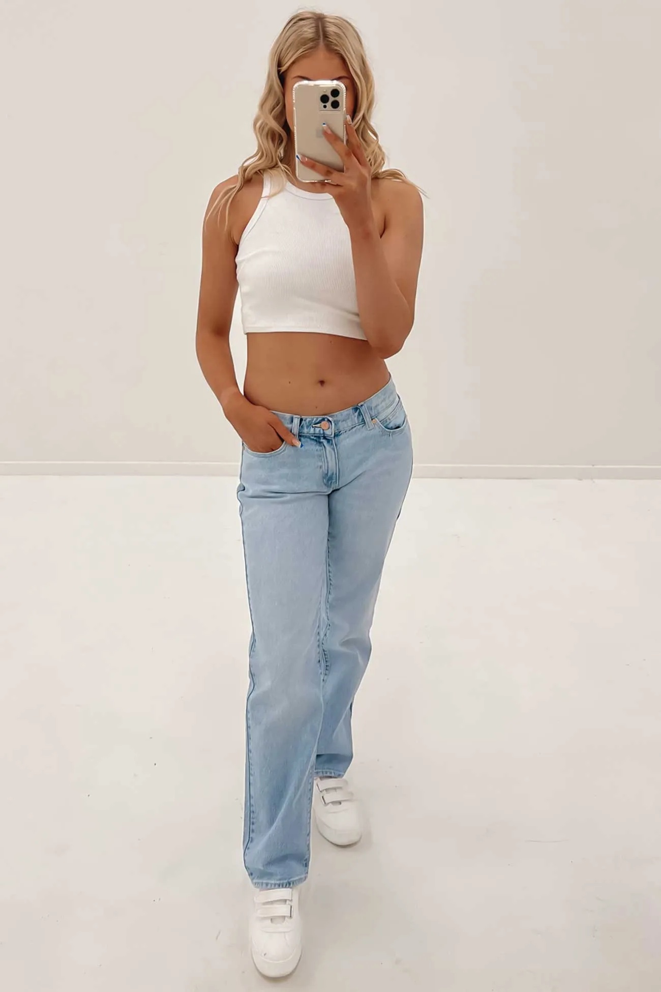 A 99 Low Straight Jean Gina